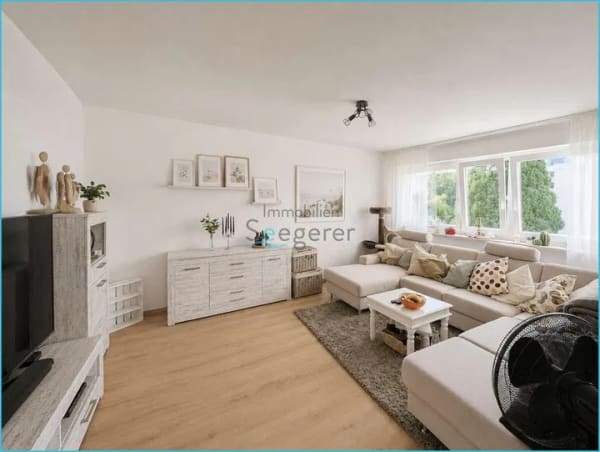 Immobilie in Kressbronn am Bodensee - Immobilien Seegerer: Großzügige 3,5-Zimmer-Wohnung mit Balkon, Aufzug und Blick ins Grüne - Bild 0