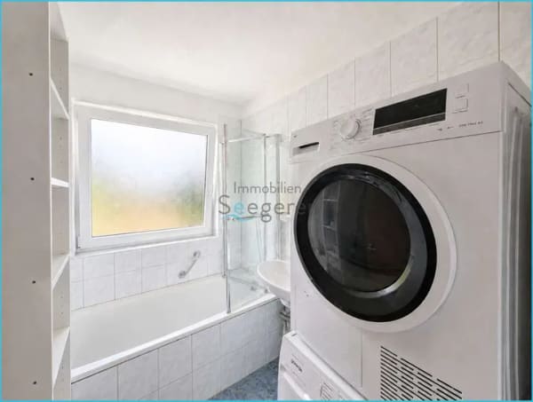 Immobilie in Kressbronn am Bodensee - Immobilien Seegerer: Großzügige 3,5-Zimmer-Wohnung mit Balkon, Aufzug und Blick ins Grüne - Bild 1