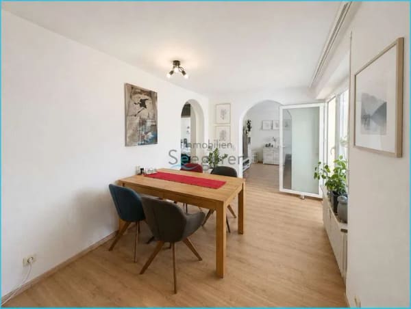 Immobilie in Kressbronn am Bodensee - Immobilien Seegerer: Großzügige 3,5-Zimmer-Wohnung mit Balkon, Aufzug und Blick ins Grüne - Bild 2