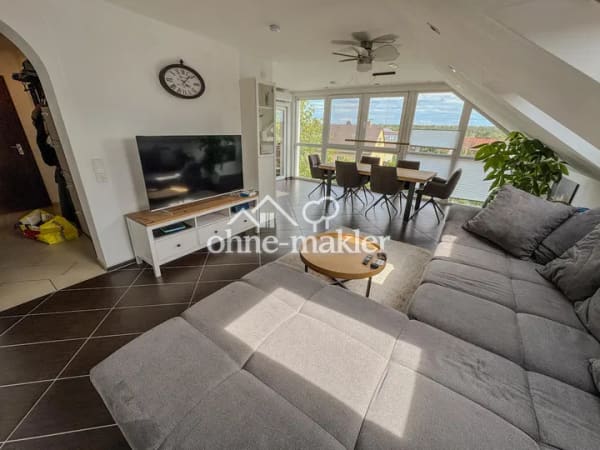 Immobilie in Dormitz - Traumhafte 4-Zimmer-Dachgeschosswohnung mit Panoramablick, Klimaanlage und Carport - Bild 1