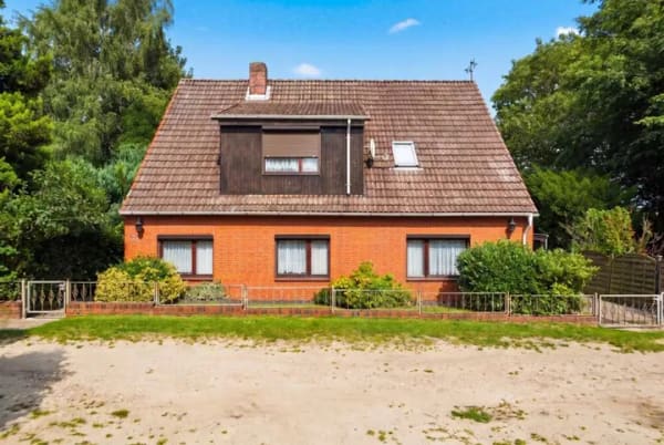 Immobilie in Heide - Großzügiges, sanierungsbedürftiges EFH mit ELW und Potenzial in ruhiger, zentraler Lage von Heide - Bild 1