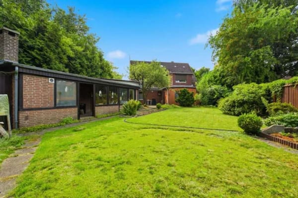 Immobilie in Heide - Großzügiges, sanierungsbedürftiges EFH mit ELW und Potenzial in ruhiger, zentraler Lage von Heide - Bild 2