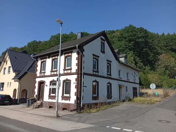 Immobilie in Schleiden - Zwei Häuser mit Entwicklungspotenzial, ein attraktiver Preis: Wohnen in Schleiden in der Eifel - Bild 1