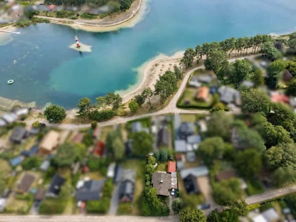 Immobilie in Wiefelstede - Ferienhaus am Bernsteinsee – Urlaubsglück nur wenige Schritte vom Wasser entfernt - Bild 0
