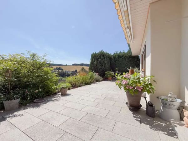 Immobilie in Unterkirnach - Unverbaubarer Fernblick - Sonnenterrasse, Privatgarten, Wohnküche, Tageslichtbad & bald bezugsfrei! - Bild 1