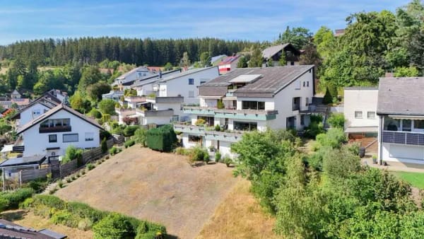 Immobilie in Unterkirnach - Unverbaubarer Fernblick - Sonnenterrasse, Privatgarten, Wohnküche, Tageslichtbad & bald bezugsfrei! - Bild 2