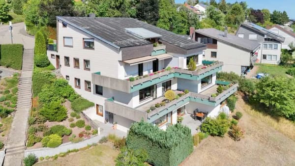 Immobilie in Unterkirnach - Unverbaubarer Fernblick - Sonnenterrasse, Privatgarten, Wohnküche, Tageslichtbad & bald bezugsfrei! - Bild 3