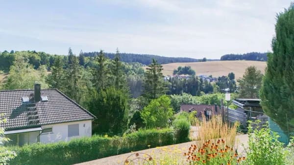 Immobilie in Unterkirnach - Unverbaubarer Fernblick - Sonnenterrasse, Privatgarten, Wohnküche, Tageslichtbad & bald bezugsfrei! - Bild 4