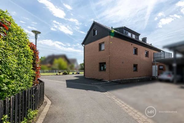 Immobilie in Hennef (Sieg) - MANNELLA *Raum für neue Möglichkeiten* Gepflegtes Zweifamilienhaus in Hennef-Heisterschoss. - Bild 0