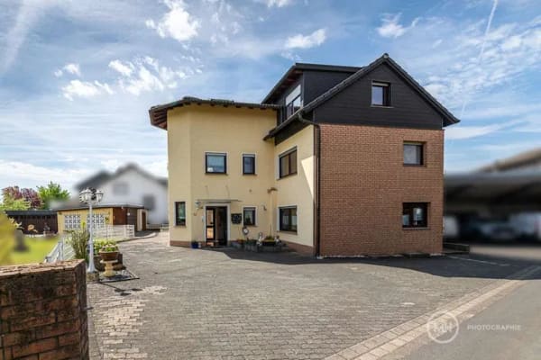 Immobilie in Hennef (Sieg) - MANNELLA *Raum für neue Möglichkeiten* Gepflegtes Zweifamilienhaus in Hennef-Heisterschoss. - Bild 1