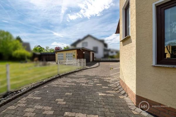 Immobilie in Hennef (Sieg) - MANNELLA *Raum für neue Möglichkeiten* Gepflegtes Zweifamilienhaus in Hennef-Heisterschoss. - Bild 2