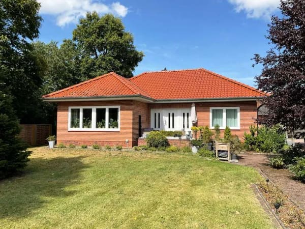Immobilie in Enge-Sande - Ebenerdig wohnen in Waldnähe – charmanter Walmdachbungalow - Bild 1