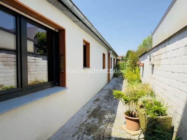 Immobilie in Mönchengladbach - GROSSZÜGIGES FAMILIENHAUS MIT ENTWICKLUNGSPOTENZIAL! - Bild 0