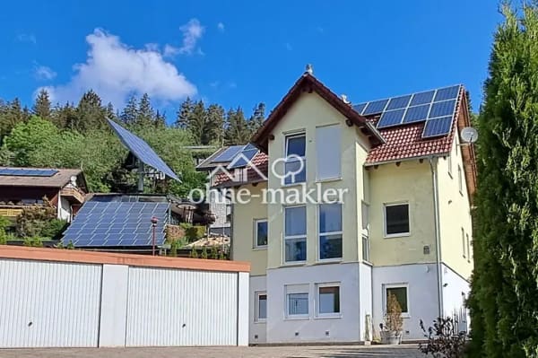 Immobilie in Vöhrenbach - Modernes Effizienzhaus (16 kWh/m²a) - Wohnen, Arbeiten und/oder Vermieten - unverbaubare Aussicht - Bild 0