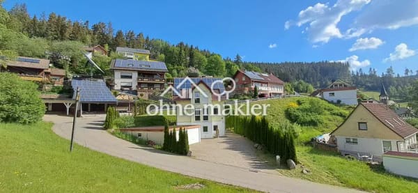 Immobilie in Vöhrenbach - Modernes Effizienzhaus (16 kWh/m²a) - Wohnen, Arbeiten und/oder Vermieten - unverbaubare Aussicht - Bild 1