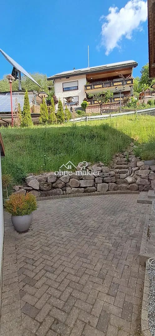 Immobilie in Vöhrenbach - Modernes Effizienzhaus (16 kWh/m²a) - Wohnen, Arbeiten und/oder Vermieten - unverbaubare Aussicht - Bild 2