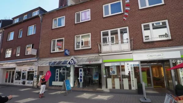Immobilie in Emmerich am Rhein - Zentral in der Fußgängerzone in Emmerich liegt diese Whg im 1. Og eines Wohn/Geschäftshauses - Bild 1
