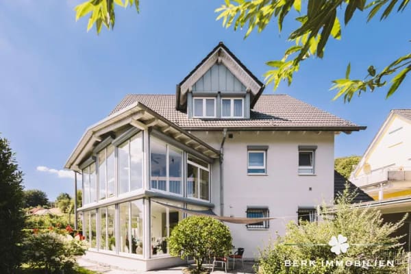 Immobilie in Mespelbrunn - BERK Immobilien - Großzügiges Einfamilienhaus mit Wintergarten, Weitblick und vielseitigem Raumangebot - Bild 1