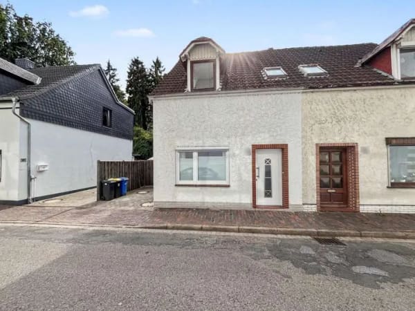 Immobilie in Delmenhorst - Doppelhaushälfte mit 4 Zimmern, 2 Bädern und viel Potenzial in Delmenhorst - Bild 0