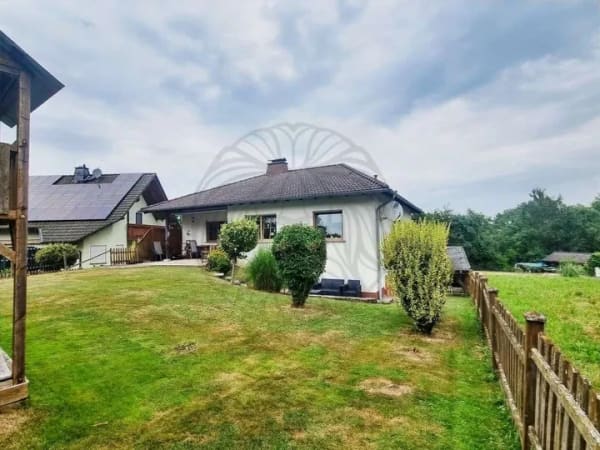 Immobilie in Nentershausen - Nentershausen: Gepflegtes Wohnhaus mit ELW in ruhiger Lage mit  Garage und schönem Areal - Bild 1