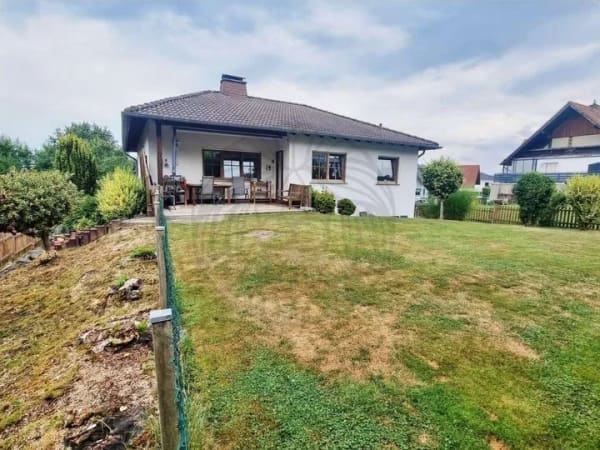 Immobilie in Nentershausen - Nentershausen: Gepflegtes Wohnhaus mit ELW in ruhiger Lage mit  Garage und schönem Areal - Bild 2