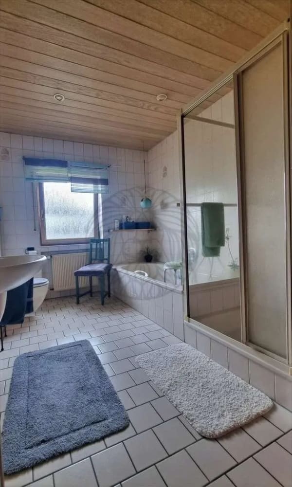 Immobilie in Nentershausen - Nentershausen: Gepflegtes Wohnhaus mit ELW in ruhiger Lage mit  Garage und schönem Areal - Bild 4