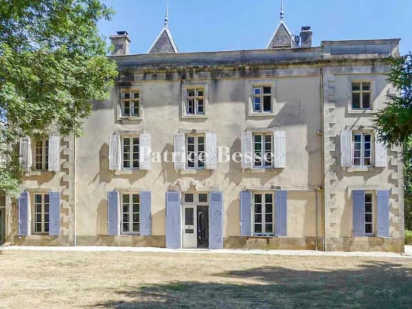 Immobilie in Kandern - An elegant manor, with a holiday cottage, outbuildings and grounds, overlooking the Sèvre River valley and the small town of Saint-Maixent-l'Ecole - r - Bild 1