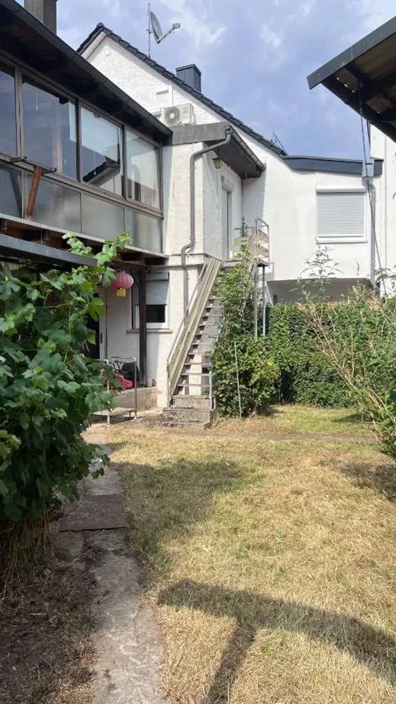 Immobilie in Giengen an der Brenz - am Ortsrand von Burgberg ruhig gelegene, renovierungsbedürftige Doppelhaushälfte zu verkaufen. - Bild 1