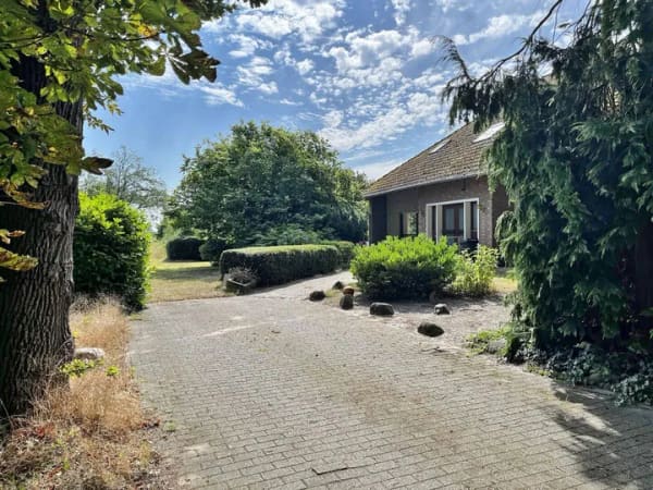 Immobilie in Stuhr - Zweifamilienhaus mit großem Naturgrundstück - Bild 1