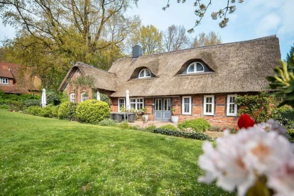Immobilie in Zeven - Reetanwesen mit idyllischem Garten und modernem Wohnkomfort - Bild 0