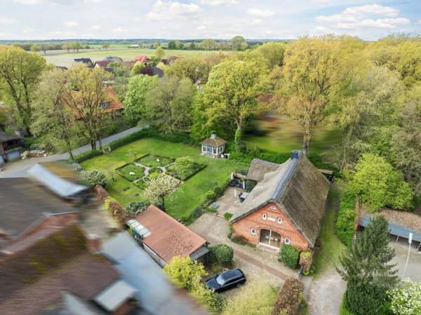 Immobilie in Zeven - Reetanwesen mit idyllischem Garten und modernem Wohnkomfort - Bild 2