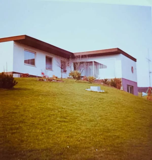 Immobilie in Freudenberg - Attraktives Architektenhaus mit Einliegerwohnung, Garage und Carport in Heisberg - Bild 2