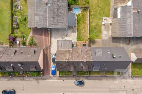 Immobilie in Schwarzenfeld - Hochwertig renoviert, vielseitig nutzbar - Zweifamilienhaus mit zwei modernen Maisonette-Wohnungen - Bild 2
