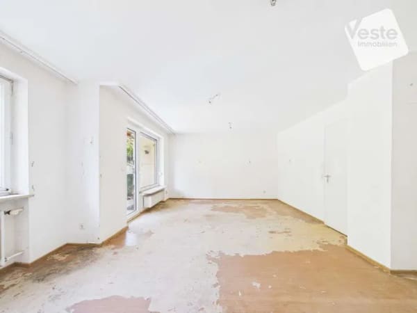 Immobilie in Coburg - Juwel im Schlummerzustand: Reihenmittelhaus mit Garten, Garage & viel Potenzial in Coburg-Mitte - Bild 2