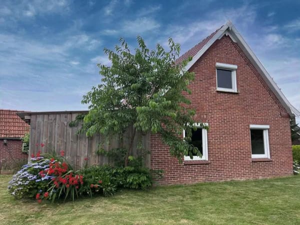 Immobilie in Osteel - Nahe der Ostfriesischen Nordseeküste! Modernisiertes Landhaus in schöner ländlicher Lage in der G - Bild 1
