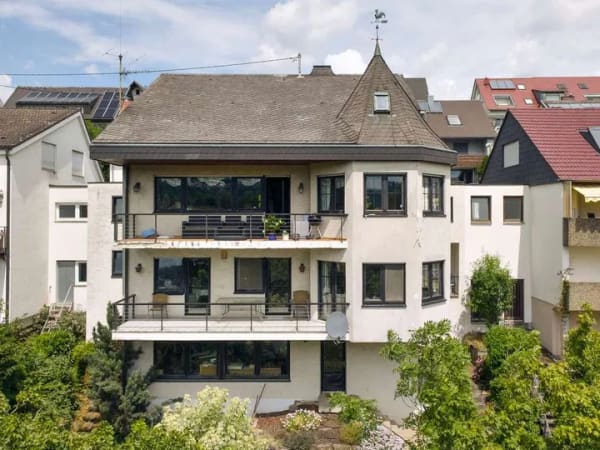 Immobilie in Leonberg - Großzügiges Einfamilienhaus in ruhiger Aussichtslage, Kamin und Sauna - Bild 1