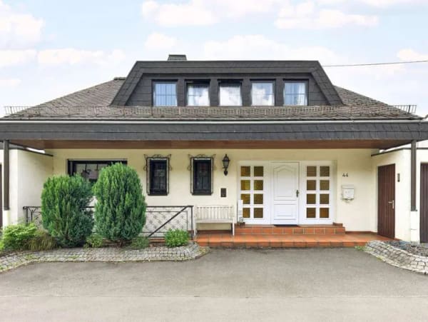 Immobilie in Leonberg - Großzügiges Einfamilienhaus in ruhiger Aussichtslage, Kamin und Sauna - Bild 2