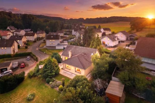 Immobilie in Dörentrup - Großzügiges Einfamilienhaus mit Bauland in ruhiger Lage von Dörentrup - Bild 2