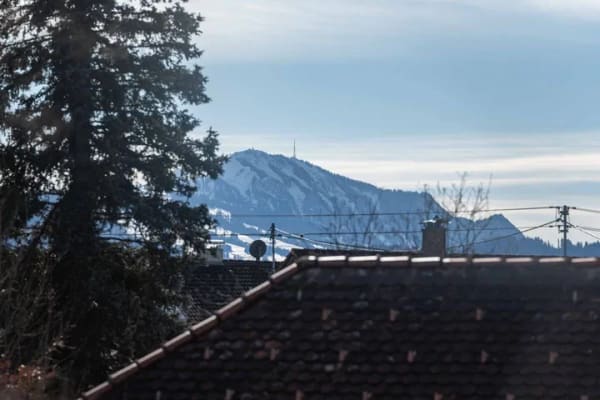 Immobilie in Durach - Aussichtsreicher Freisitz mit Allgäuer Flair: sonnige 3-Zi.-Wohnung mit 2 Balkonen und Alpenpanorama - Bild 1