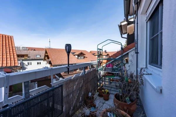 Immobilie in Durach - Aussichtsreicher Freisitz mit Allgäuer Flair: sonnige 3-Zi.-Wohnung mit 2 Balkonen und Alpenpanorama - Bild 2