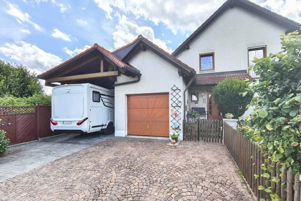 Immobilie in Bruckberg - Modernisierte Doppelhaushälfte mit sonnigem Garten - Bild 0