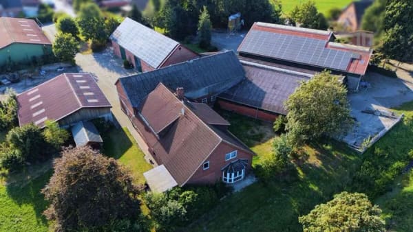 Immobilie in Schiffdorf - Großzügiges Hofanwesen in Ortsrandlage - Wohnhaus, 6 Nebengebäude und ca. 2 ha Grundstück - Bild 1