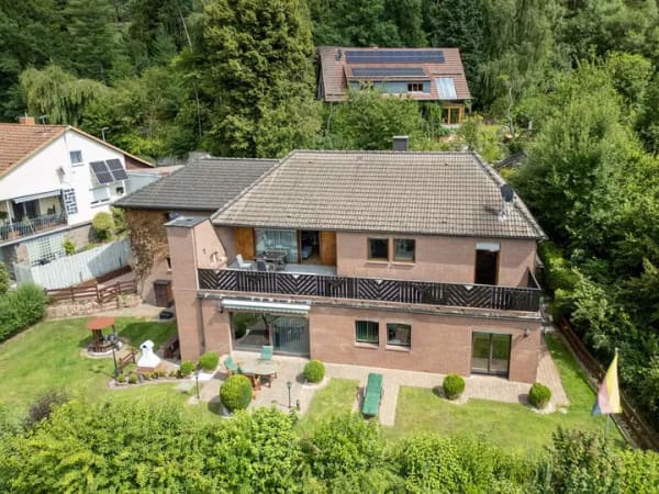 Immobilie in Grasellenbach - Repräsentatives Zweifamilien-/Mehrgenerationenhaus
oder Einfamilienhaus mit vermieteter Einheit. - Bild 0