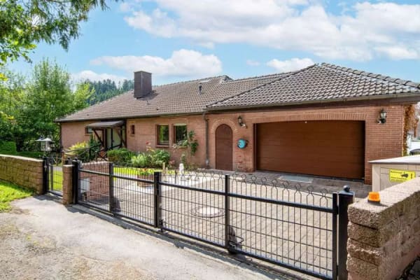Immobilie in Grasellenbach - Repräsentatives Zweifamilien-/Mehrgenerationenhaus
oder Einfamilienhaus mit vermieteter Einheit. - Bild 1