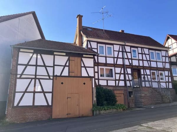 Immobilie in Herbstein - Warum Miete zahlen? Gemütliches Fachwerkhaus mit neuwertiger Heizungsanlage in Herbstein-Stockhausen - Bild 0