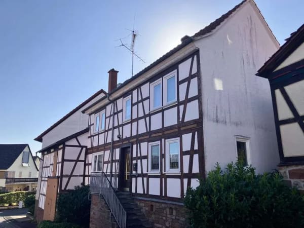 Immobilie in Herbstein - Warum Miete zahlen? Gemütliches Fachwerkhaus mit neuwertiger Heizungsanlage in Herbstein-Stockhausen - Bild 1
