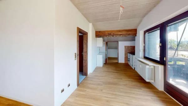 Immobilie in Grabenstätt - Modernisierte Dachgeschosswohnung mit Westbalkon, schönem Ausblick und Stellplatz in Grabenstätt - Bild 1