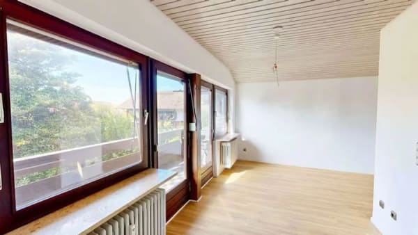 Immobilie in Grabenstätt - Modernisierte Dachgeschosswohnung mit Westbalkon, schönem Ausblick und Stellplatz in Grabenstätt - Bild 2