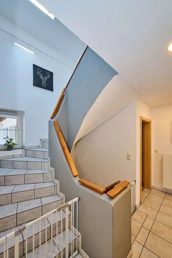 Immobilie in Landau an der Isar - Familientraum mit Einliegerwohnung: 224,44m² Wohnglück, sonniger Garten und PV Anlage in Landau - Bild 2