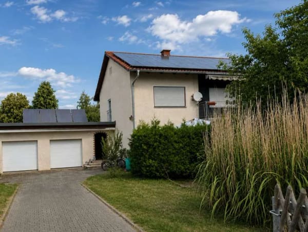 Immobilie in Winhöring - Vermietetes, solides 2-Familienhaus mit Wintergarten, Doppelgarage, Garten und modernen Heizquellen - Bild 0